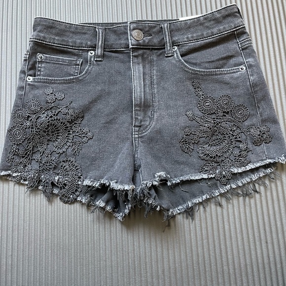 American Eagle Outfitters Women’s Hi-Rise Shortie Shorts Black Floral Print New - Picture 2 of 3